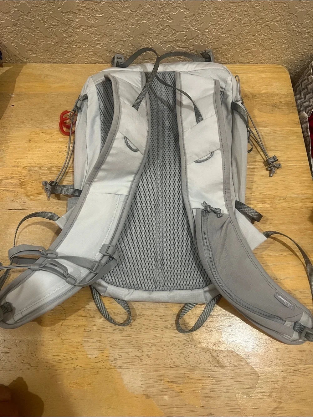 lululemon athletica Light Gray Men’s Hydration Backpack with Red Pull Tabs 10L